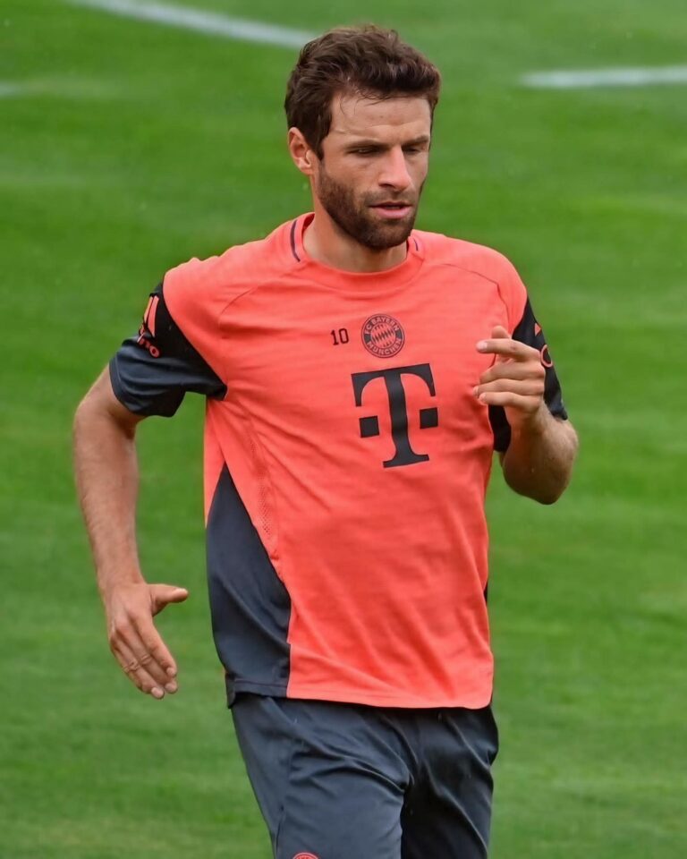 Bayern-München-Fans erlebten heute eine besondere Überraschung, als Vereinslegende Thomas Müller mit einem brandneuen, coolen Look erschien: einem stylischen Bart beim Training im Vereinszentrum. Als „der Besondere“ unter den Anhängern gefeiert, hat Müllers frisches Auftreten erneut Begeisterung und Bewunderung ausgelöst und zeigt einmal mehr, warum er bei Bayern eine wahre Ikone bleibt.