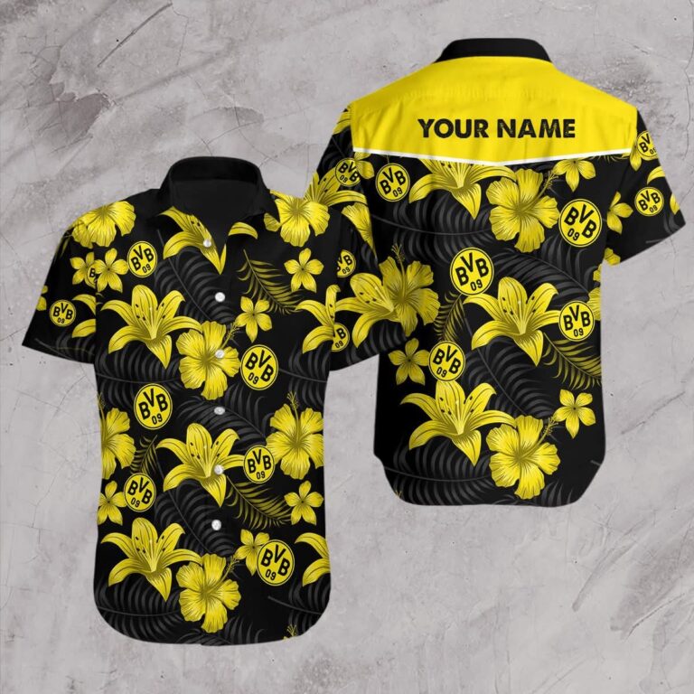 Mach dich bereit, deinen Teamgeist stilvoll zu zeigen! Dieses Borussia-Dortmund-Hawaiihemd ist das ultimative Fan-Must-have für Männer und Frauen gleichermaßen. Mit seinen leuchtenden Farben, dem bequemen Schnitt und der Möglichkeit, es mit deinem eigenen Namen zu personalisieren, verbindet dieses Shirt tropisches Flair mit echter Fußballleidenschaft. Perfekt für Spieltage, sommerliche Ausflüge oder lässige Freizeitlooks – es ist dein idealer Begleiter, um Borussia Dortmund mit Stolz zu repräsentieren.