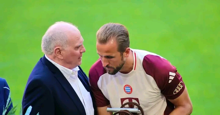 Uli Hoeneß lobt Harry Kane überschwänglich und würdigt dessen beeindruckenden Einfluss in den vergangenen ein bis zwei Jahren. Er bezeichnet Kanes Leistungen als „absolute Weltklasse“ und hebt nicht nur dessen konstante Torgefahr hervor, sondern auch seine bemerkenswerte Weiterentwicklung. Hoeneß schätzt besonders, wie Kane sich vom klassischen Strafraumstürmer, der auf Zuspiele wartete, zu einem kompletten Angreifer entwickelte, der das Spiel mitgestaltet, zurückfällt, Chancen kreiert und die Mannschaft mit Intelligenz und Vielseitigkeit antreibt.