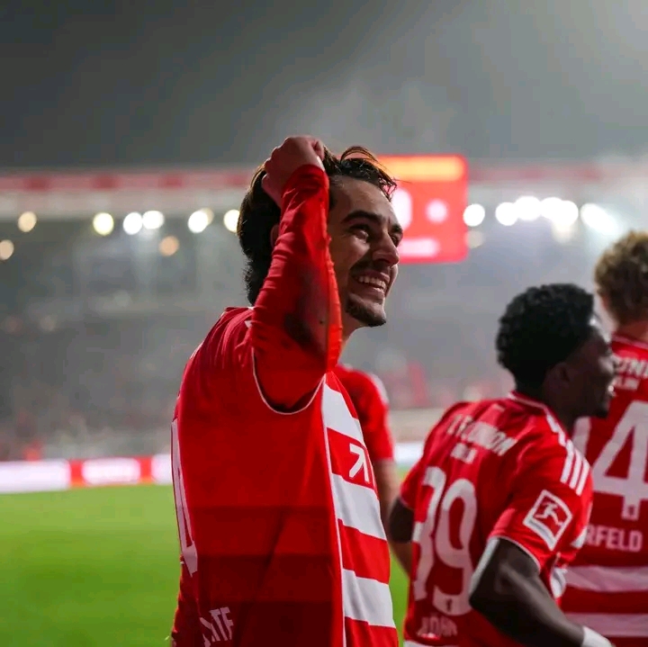 HERZLICHEN GLÜCKWUNSCH, DIOGO! EIN HISTORISCHER MEILENSTEIN, WENN DU DEIN 100. BUNDESLIGA-SPIEL FEIERST – EIN ZEICHEN VON HINGABE, KONSTANZ, LEIDENSCHAFT UND EINER INSPIRIERENDEN REISE AUF HÖCHSTEM NIVEAU DES DEUTSCHEN FUSSBALLS