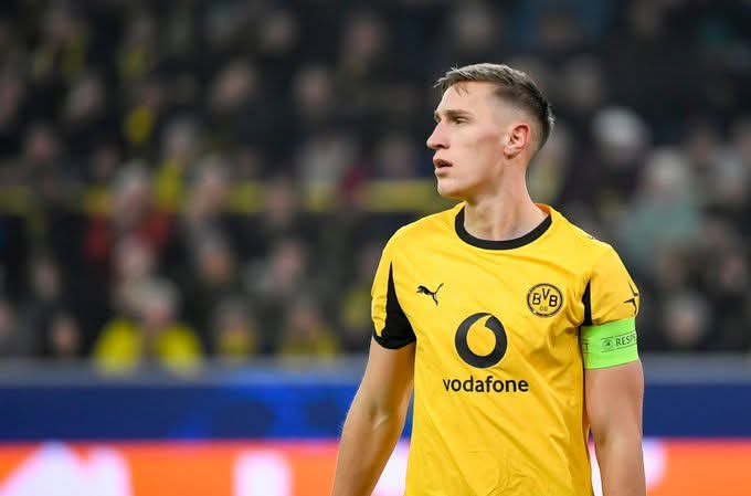 Schlotterbeck offen für Bayern-Wechsel – Entscheidung hängt von Upamecanos Vertragsverlängerung und der Defensivplanung der Münchner ab.